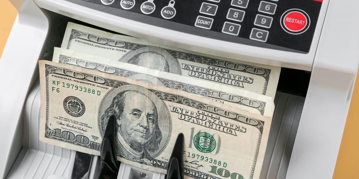 دليلك لاختيار ماكينة عد النقود المناسبة أداء، تقنيات، وأسعار